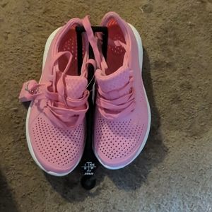 NWT CROCS Literide Pacer Sneaker - Size 4 Big Girl